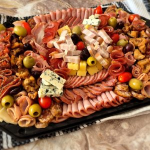 Platou Tradițional cu Produse Premium din Carne (2.5 KG - 10 Persoane)