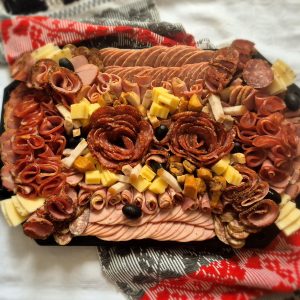 Platou Tradițional cu Produse Premium din Carne (1.5 KG - 6 Persoane)